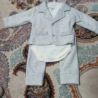 لباس سه تیکه وسرهمی ویک جفت کفش برا سیسمونی خوبه