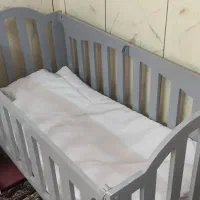 گهواره و تخت کنار مادر