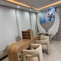 ۲ نفر ناخن کار حرفه ای و مشتری دار و فیبرز کار