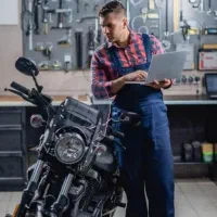 کارگر ساده در کارخانه تولید قطعات موتور سیکلت