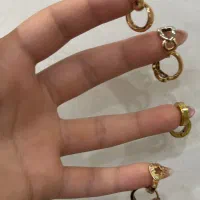 تعدادی انگشتر، پلاک، گوشواره ، پیرسینگ،دستبندو سنگ