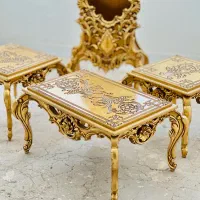 ساعت و سه عدد میز