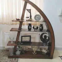 ویترین چوبی شیشه‌ای تمیز ، سالم و بدون شکستگی