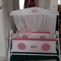 پشه بند و گهواره نوزاد