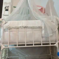 تخت کنار مادر