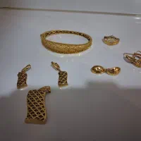 مقداری طلا در حد نو بفروش می‌رسد.