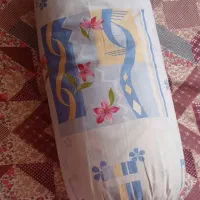 بالشت لوله ای و دو تا لحاف زمینه مخمل سرخ