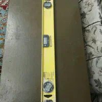 تراز 60 سانتی و تیشه آجر تراشی