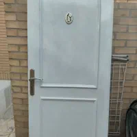 درب چوبی سفید بادستگیره