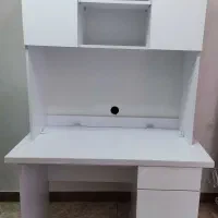 میز تحریر و کامپیوتر...