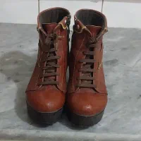 چکمه|کیف، کفش، کمربند|قم, زاویه|دیوار