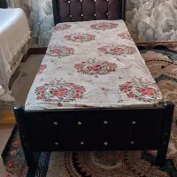 تخت یک نفره کامل با پتو در حد نو