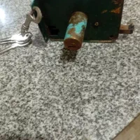 قفل درحیاط