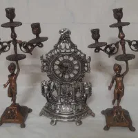یه جفت شمعدانی و یک عدد ساعت رومیزی برنزی قدیمی