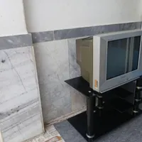 تلویزیون کم کار وسالم با میز