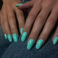 آموزش و خدمات کاشت ناخن