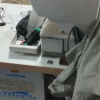 مادگی دکمه زن خانم و بسته بندی کار پیراهن
