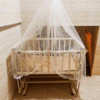 گهواره کنار مادر