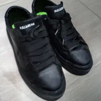 کفش اسپرت بسیار تمیز