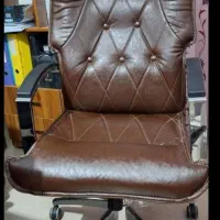 صندلی مدیریت و کتابخانه