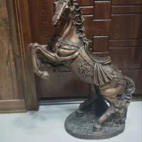 مجسمه اسب خوشرنگ