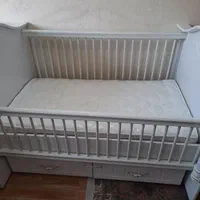 تخت نوزاد همراه تشک سالم درحد نو