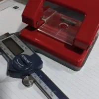 کارگر داخل سالن تولید