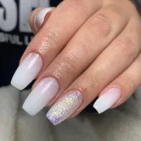 خدمات کاشت ناخن