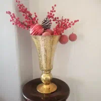 گلدان شیشه ای با گلهای مصنوعی داخلش