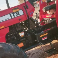 تراکتور، ادوات و زمین کشاورزی همراه با آب و خانه