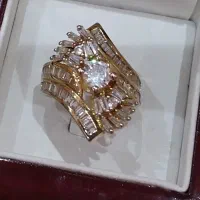 تعدادی انگشتر. و. زنجیر