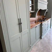 فروشنده در نمایشگاه لاکچری کابینت