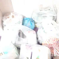 انواع کتاب و تعدادی پارچه و پلاستیک