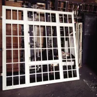 جوشکار در پنجره نیازمندیم