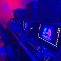 سیستم گیمینگ با لوازم جانبی و مانیتور