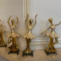 مجسمه بالرین طلایی