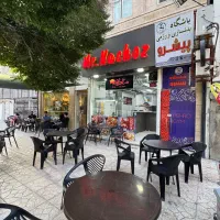 صندوق دار خانم و نیروی کار فست فود