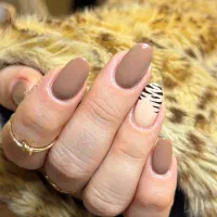 خدمات ترمیم و کاشت ناخن پردیس