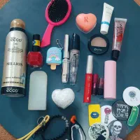 تعدادی لوازم آرایش