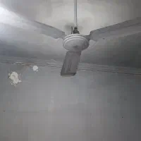 تعدادی وسایل فست فود به فروش میرسند