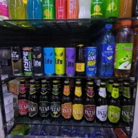 کارگر سوپر مارکت جوان و پر انرژی