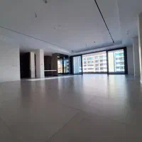 آپارتمان-دوخوابه-سالن-بزرگ-پنجره-قدی