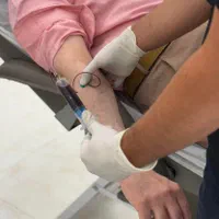 درمان تخصصی ریزش مو در کلینیک زیبایی راویس|خدمات آرایشگری و زیبایی|کاشان, رجایی|دیوار