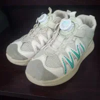 کتونی|کیف، کفش، کمربند|نیشابور, گنبد سبز|دیوار