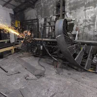 به یک کارگر جوشکار نیازمندم