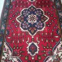 یک قالیچه دستباف و یک ماشینی