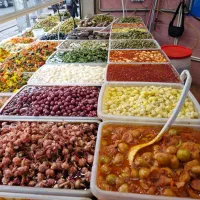 کارگر ساده ترشی و زیتون فروشی