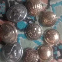 تعدادی دکمه قدیمی به رنگه طلا