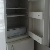 یک دستگاه یخچال فریزر