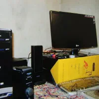 کامپیوتر کیس و مانیتور و اسپیکر